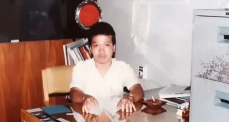 Uda Andi, pemilik Optik Sriwijaya, melayani pelanggan dengan penuh kehangatan. Toko ini telah menjadi bagian dari cerita keluarga warga Palembang selama hampir tiga dekade.