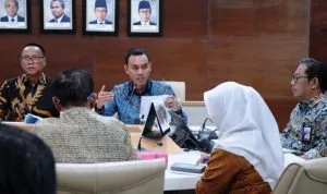 Bupati Kabupaten Ogan Komering Ilir, H. Muchendi Mahzareki, mewakili Pemkab Muba, menyampaikan usulan untuk pembangunan dua jembatan penghubung strategis dengan Kabupaten Mesuji, kepada Kementerian PU di Jakarta, hari Selasa, tanggal 23 Juli 2025. (SIARANNUSANTARA)