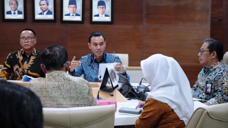 Bupati Kabupaten Ogan Komering Ilir, H. Muchendi Mahzareki, mewakili Pemkab Muba, menyampaikan usulan untuk pembangunan dua jembatan penghubung strategis dengan Kabupaten Mesuji, kepada Kementerian PU di Jakarta, hari Selasa, tanggal 23 Juli 2025. (SIARANNUSANTARA)