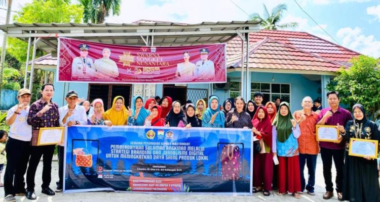 Peserta Seminar Bertajuk Pemberdayaan Sulaman Angkinan melalui Strategi Branding dan Jurnalisme Digital untuk Meningkatkan Daya Saing Produk Lokal, pada hari Sabtu, tanggal 26 Juli 2025, di Kantor Kelurahan Sungai Lais, Palembang, yang digelar oleh Mahasiswa Kuliah Kerja Nyata Tematik (KKNT) Kelompok 9 STISIPOL Candradimuka Palembang. (SIARANNUSANTARA.COM)