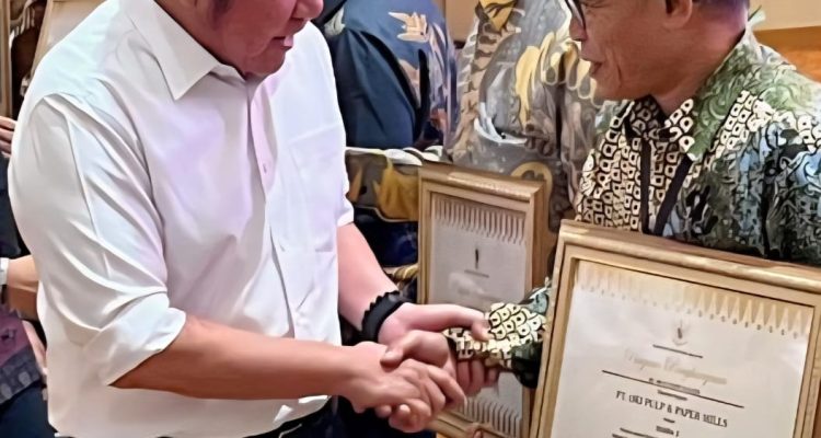 Momen membanggakan! PT OKI Pulp & Paper Mills resmi raih Juara 1 Paritrana Award Sumsel 2024. Penghargaan diserahkan langsung oleh Gubernur Sumsel, Herman Deru