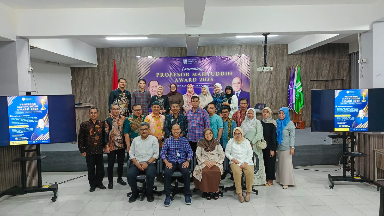Kegiatan Launching Profesor Mahyuddin Award 2025 berlangsung dengan sukses, dihadiri oleh para akademisi, tokoh masyarakat, serta undangan lainnya. Ajang penghargaan ini menjadi wadah apresiasi atas dedikasi dan kontribusi dalam bidang keilmuan, pengabdian, dan pengembangan masyarakat.