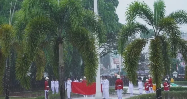 Rintik hujan yang turun di sore hari tidak menyurutkan khidmat peringatan Hari Ulang Tahun ke-80 Republik Indonesia di Kota Prabumulih. Bertempat di Lapangan Rumah Dinas Wali Kota Prabumulih, Pada hari Minggu tanggal 17 Agustus 2025.