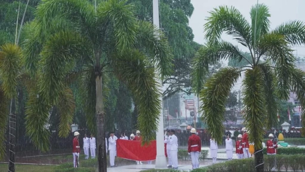 Rintik hujan yang turun di sore hari tidak menyurutkan khidmat peringatan Hari Ulang Tahun ke-80 Republik Indonesia di Kota Prabumulih. Bertempat di Lapangan Rumah Dinas Wali Kota Prabumulih, Pada hari Minggu tanggal 17 Agustus 2025.