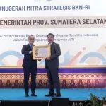 Gubernur Sumatera Selatan, H. Herman Deru, menerima penghargaan sebagai Mitra Strategis BKN RI dalam acara Pembangunan Meritokrasi Instansi Daerah se-Wilayah Kerja Kantor Regional VII BKN di Ballroom Hotel Novotel Palembang, pada hari Rabu tanggal 10 September 2025.