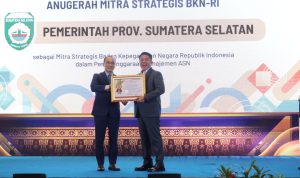 Gubernur Sumatera Selatan, H. Herman Deru, menerima penghargaan sebagai Mitra Strategis BKN RI dalam acara Pembangunan Meritokrasi Instansi Daerah se-Wilayah Kerja Kantor Regional VII BKN di Ballroom Hotel Novotel Palembang, pada hari Rabu tanggal 10 September 2025.