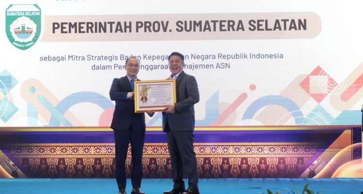 Gubernur Sumatera Selatan, H. Herman Deru, menerima penghargaan sebagai Mitra Strategis BKN RI dalam acara Pembangunan Meritokrasi Instansi Daerah se-Wilayah Kerja Kantor Regional VII BKN di Ballroom Hotel Novotel Palembang, pada hari Rabu tanggal 10 September 2025.