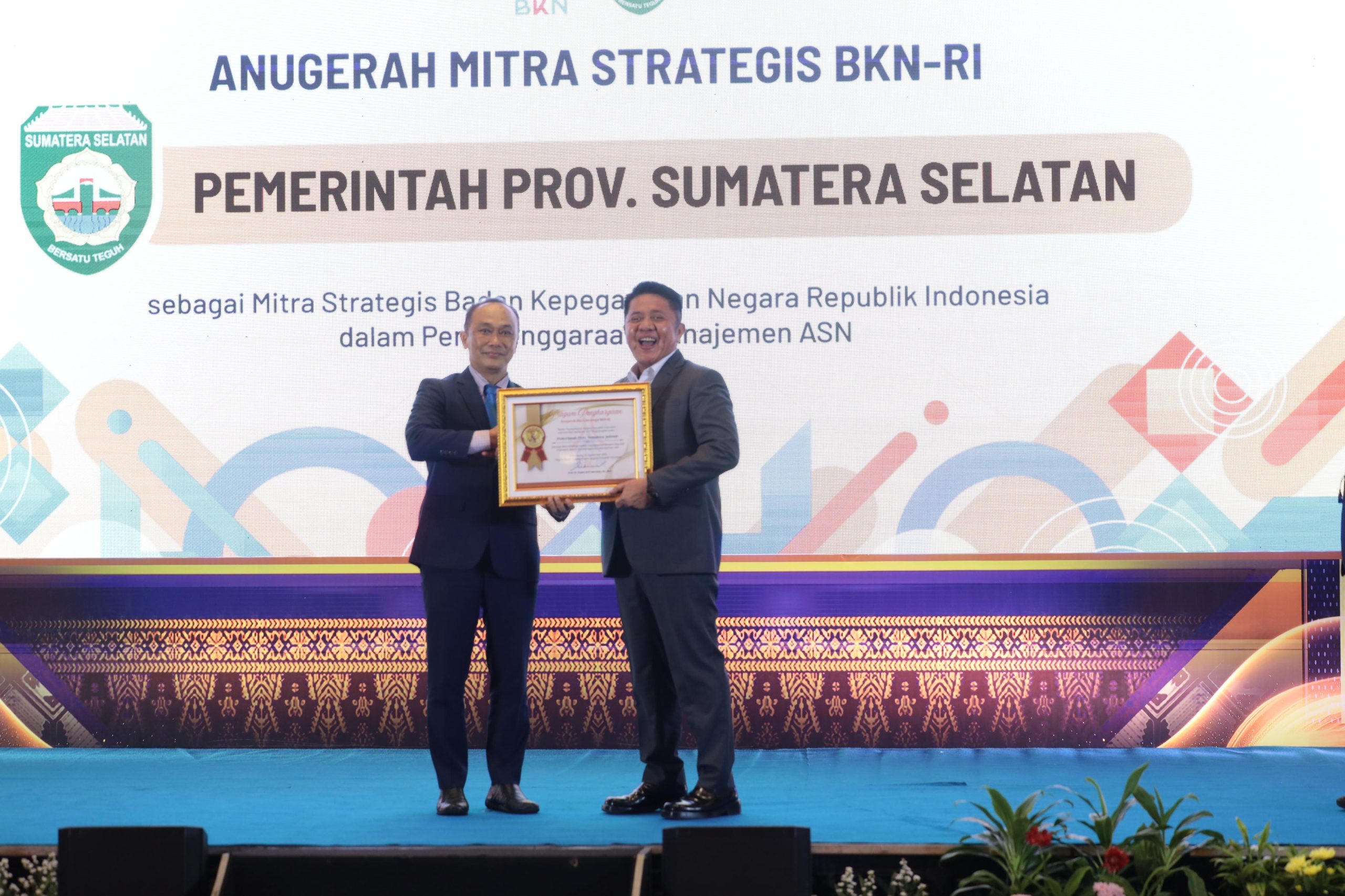 Gubernur Sumatera Selatan, H. Herman Deru, menerima penghargaan sebagai Mitra Strategis BKN RI dalam acara Pembangunan Meritokrasi Instansi Daerah se-Wilayah Kerja Kantor Regional VII BKN di Ballroom Hotel Novotel Palembang, pada hari Rabu tanggal 10 September 2025.