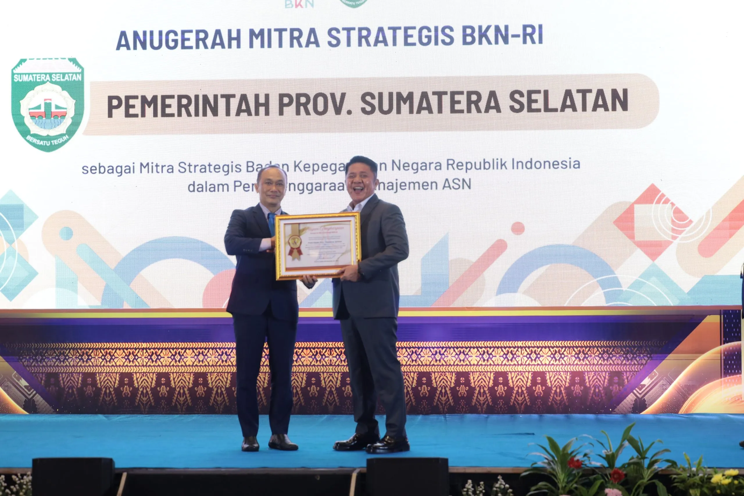 Gubernur Sumatera Selatan, H. Herman Deru, menerima penghargaan sebagai Mitra Strategis BKN RI dalam acara Pembangunan Meritokrasi Instansi Daerah se-Wilayah Kerja Kantor Regional VII BKN di Ballroom Hotel Novotel Palembang, pada hari Rabu tanggal 10 September 2025.