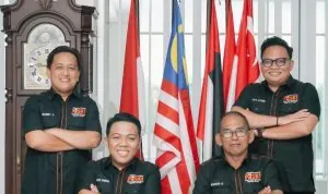 Pengurus Persatuan Seniman Komedi Indonesia (PaSKI) Sumatera Selatan berpose bersama usai menyambut penetapan 27 September sebagai Hari Komedi Nasional. Keputusan ini dinilai sebagai penghargaan besar terhadap seni komedi dan para pelakunya di tanah air.