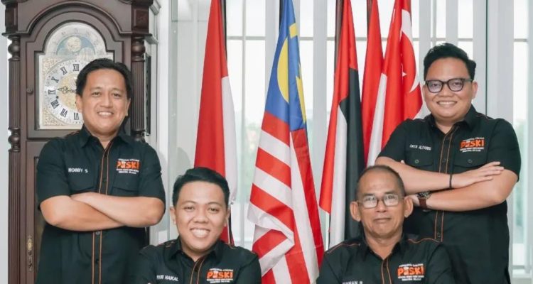 Pengurus Persatuan Seniman Komedi Indonesia (PaSKI) Sumatera Selatan berpose bersama usai menyambut penetapan 27 September sebagai Hari Komedi Nasional. Keputusan ini dinilai sebagai penghargaan besar terhadap seni komedi dan para pelakunya di tanah air.