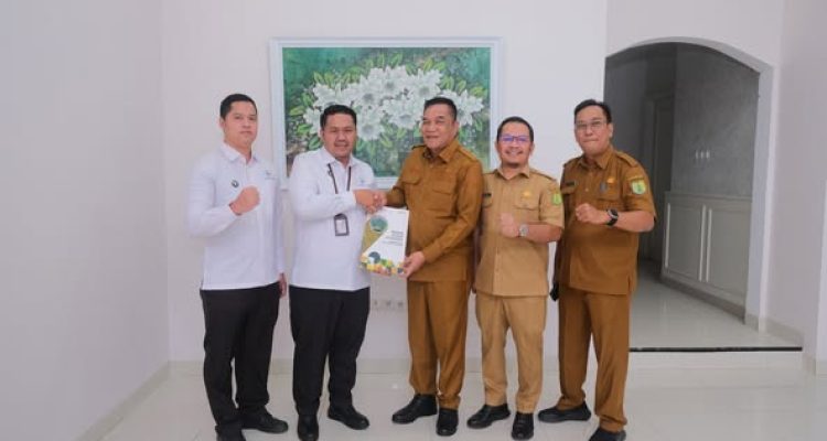 Cetak sejarah baru, Kabupaten Musi Banyuasin berhasil menurunkan angka kemiskinan hingga satu digit. Dari 12,88% menjadi 9,97% atau berkurang sebanyak 19.333 jiwa. Pencapaian ini menjadi bukti nyata komitmen Pemkab Muba dalam menghadirkan kesejahteraan merata bagi masyarakat.