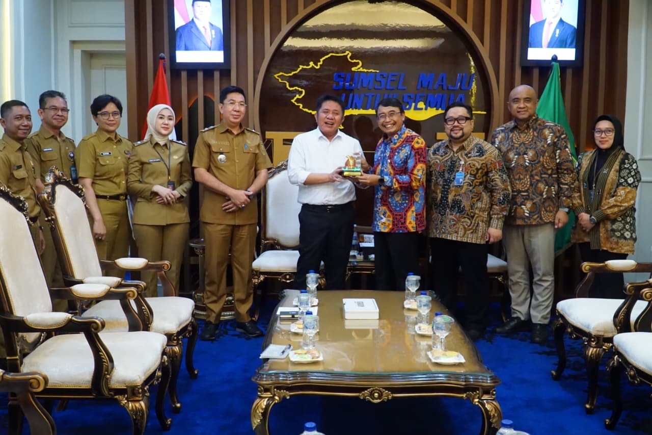 Gubernur Sumsel H. Herman Deru bersama Direktur Utama PT Pusri, Maryono, berkomitmen memperkuat sinergi demi kelancaran distribusi pupuk bagi petani Sumsel.