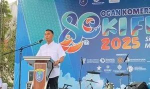 Bupati Ogan Komering Ilir (OKI) H. Muchendi Mahzareki saat memberikan sambutan pada pembukaan OKI Fest 2025 di Taman Segitiga Emas Kayuagung, pada hari Jumat, tanggal 10 Oktober 2025.