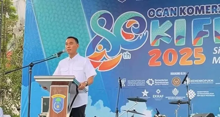 Bupati Ogan Komering Ilir (OKI) H. Muchendi Mahzareki saat memberikan sambutan pada pembukaan OKI Fest 2025 di Taman Segitiga Emas Kayuagung, pada hari Jumat, tanggal 10 Oktober 2025.