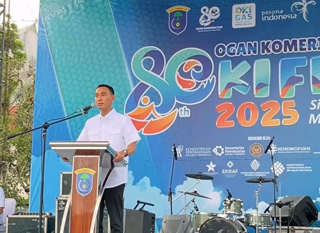 Bupati Ogan Komering Ilir (OKI) H. Muchendi Mahzareki saat memberikan sambutan pada pembukaan OKI Fest 2025 di Taman Segitiga Emas Kayuagung, pada hari Jumat, tanggal 10 Oktober 2025.