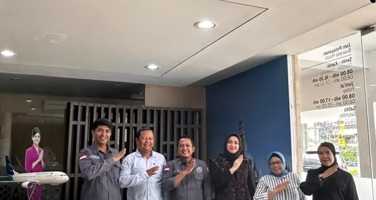 Ketua DPD PJS Sumatera Selatan Edi Triono bersama jajaran pengurus bersilaturahmi dengan General Manager Garuda Indonesia Branch Office Palembang, Yona Wahyuni Kemala, pada hari Kamis, tanggal 23 Oktober 2025.