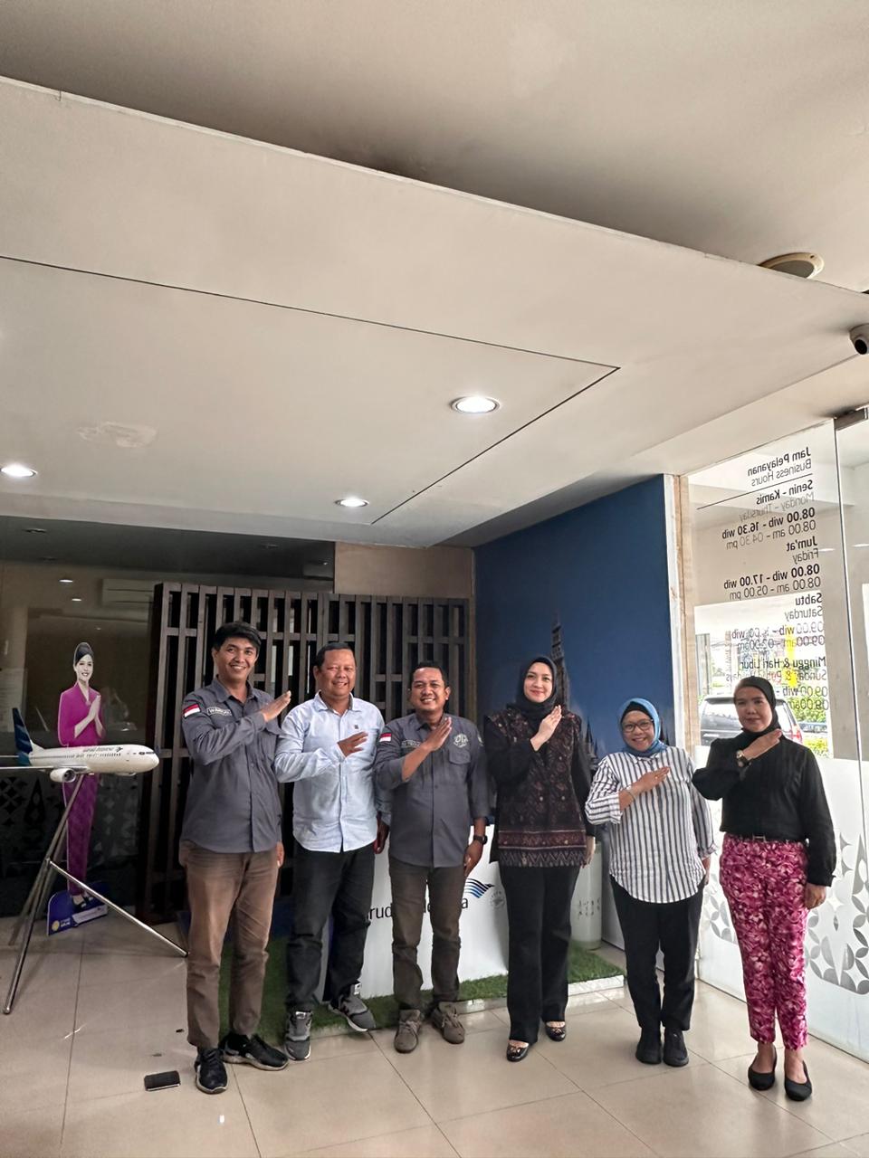 Ketua DPD PJS Sumatera Selatan Edi Triono bersama jajaran pengurus bersilaturahmi dengan General Manager Garuda Indonesia Branch Office Palembang, Yona Wahyuni Kemala, pada hari Kamis, tanggal 23 Oktober 2025.