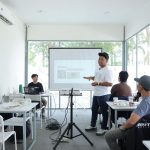 Bow Motret berbagi ilmu seputar sport photography kepada para peserta workshop yang digelar MDP Store dan Sony Indonesia. Kegiatan ini menjadi wadah edukasi sekaligus ajang kolaborasi komunitas fotografer Palembang.