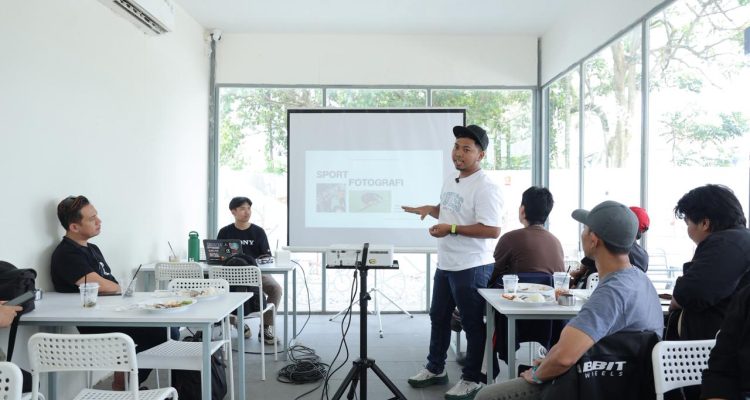 Bow Motret berbagi ilmu seputar sport photography kepada para peserta workshop yang digelar MDP Store dan Sony Indonesia. Kegiatan ini menjadi wadah edukasi sekaligus ajang kolaborasi komunitas fotografer Palembang.