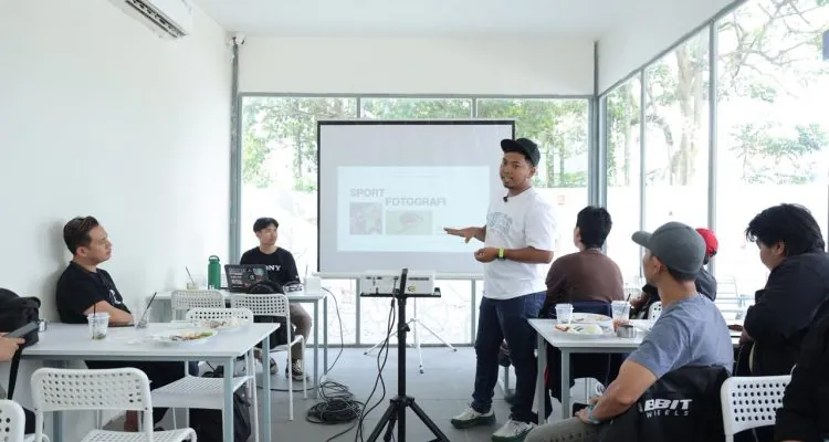 Bow Motret berbagi ilmu seputar sport photography kepada para peserta workshop yang digelar MDP Store dan Sony Indonesia. Kegiatan ini menjadi wadah edukasi sekaligus ajang kolaborasi komunitas fotografer Palembang. Bow Motret berbagi ilmu seputar sport photography kepada para peserta workshop yang digelar MDP Store dan Sony Indonesia. Kegiatan ini menjadi wadah edukasi sekaligus ajang kolaborasi komunitas fotografer Palembang.