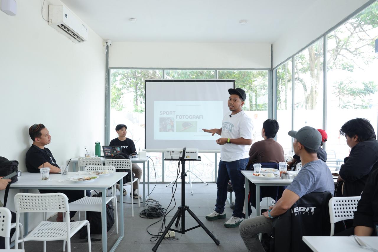 Bow Motret berbagi ilmu seputar sport photography kepada para peserta workshop yang digelar MDP Store dan Sony Indonesia. Kegiatan ini menjadi wadah edukasi sekaligus ajang kolaborasi komunitas fotografer Palembang. Bow Motret berbagi ilmu seputar sport photography kepada para peserta workshop yang digelar MDP Store dan Sony Indonesia. Kegiatan ini menjadi wadah edukasi sekaligus ajang kolaborasi komunitas fotografer Palembang.