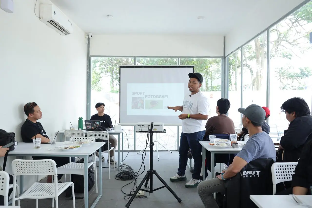Bow Motret berbagi ilmu seputar sport photography kepada para peserta workshop yang digelar MDP Store dan Sony Indonesia. Kegiatan ini menjadi wadah edukasi sekaligus ajang kolaborasi komunitas fotografer Palembang. Bow Motret berbagi ilmu seputar sport photography kepada para peserta workshop yang digelar MDP Store dan Sony Indonesia. Kegiatan ini menjadi wadah edukasi sekaligus ajang kolaborasi komunitas fotografer Palembang.