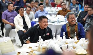 Gubernur Sumatera Selatan H. Herman Deru bersama Kepala BKN RI Prof. Zudan Arif Fakhrulloh tampak menikmati suasana hangat dan penuh keakraban dalam acara Welcome Dinner Pornas Korpri XVII Tahun 2025 di Main Dining Hall Jakabaring Sport City (JSC) Palembang.