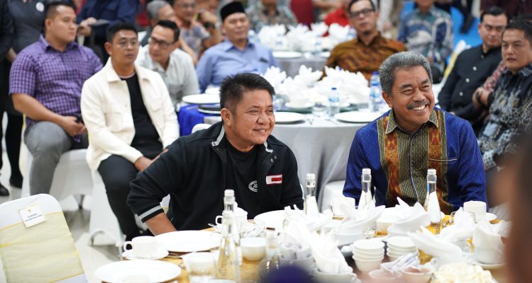 Gubernur Sumatera Selatan H. Herman Deru bersama Kepala BKN RI Prof. Zudan Arif Fakhrulloh tampak menikmati suasana hangat dan penuh keakraban dalam acara Welcome Dinner Pornas Korpri XVII Tahun 2025 di Main Dining Hall Jakabaring Sport City (JSC) Palembang.