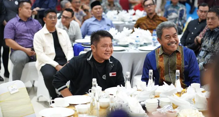 Gubernur Sumatera Selatan H. Herman Deru bersama Kepala BKN RI Prof. Zudan Arif Fakhrulloh tampak menikmati suasana hangat dan penuh keakraban dalam acara Welcome Dinner Pornas Korpri XVII Tahun 2025 di Main Dining Hall Jakabaring Sport City (JSC) Palembang.