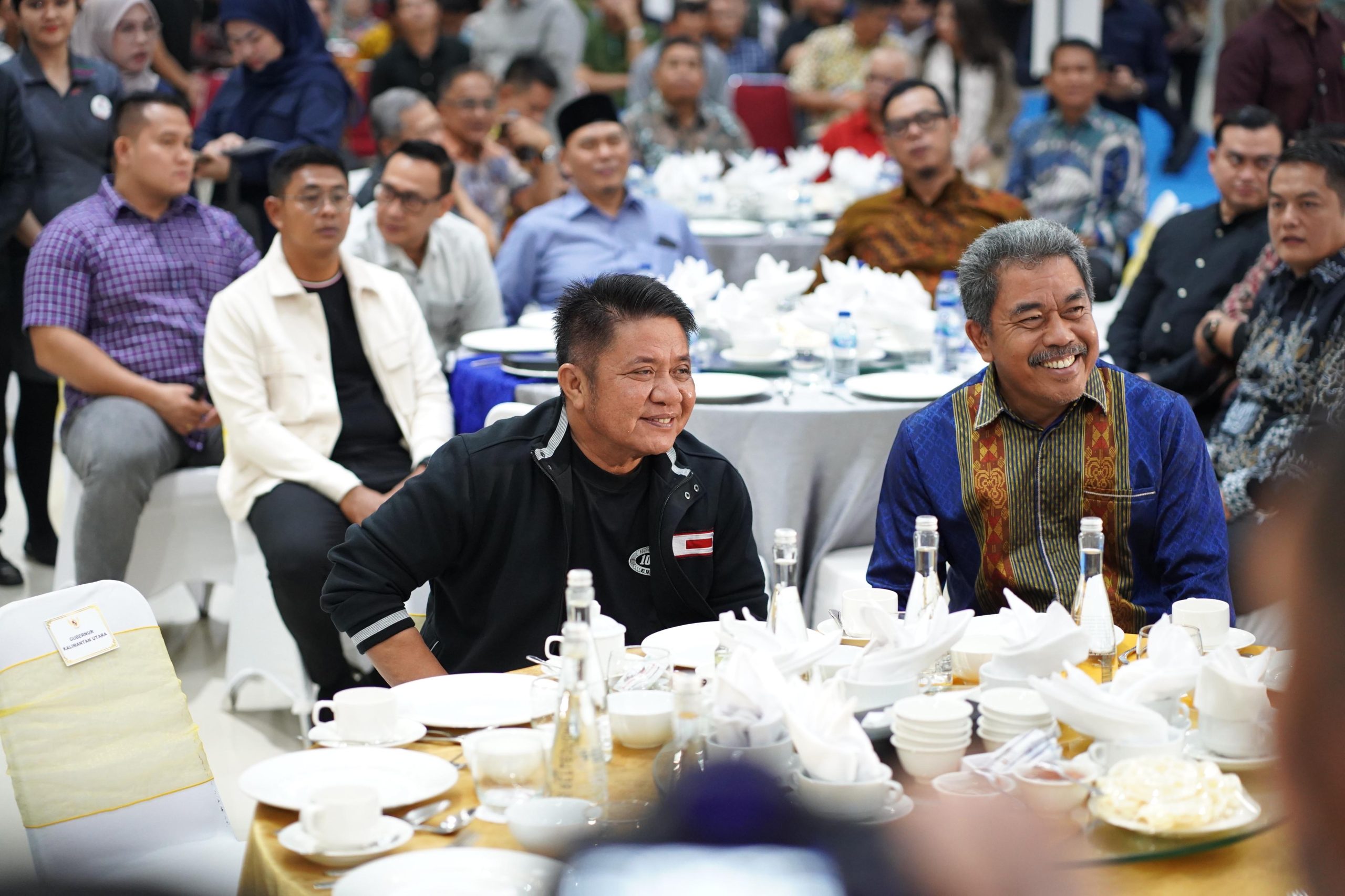 Gubernur Sumatera Selatan H. Herman Deru bersama Kepala BKN RI Prof. Zudan Arif Fakhrulloh tampak menikmati suasana hangat dan penuh keakraban dalam acara Welcome Dinner Pornas Korpri XVII Tahun 2025 di Main Dining Hall Jakabaring Sport City (JSC) Palembang.