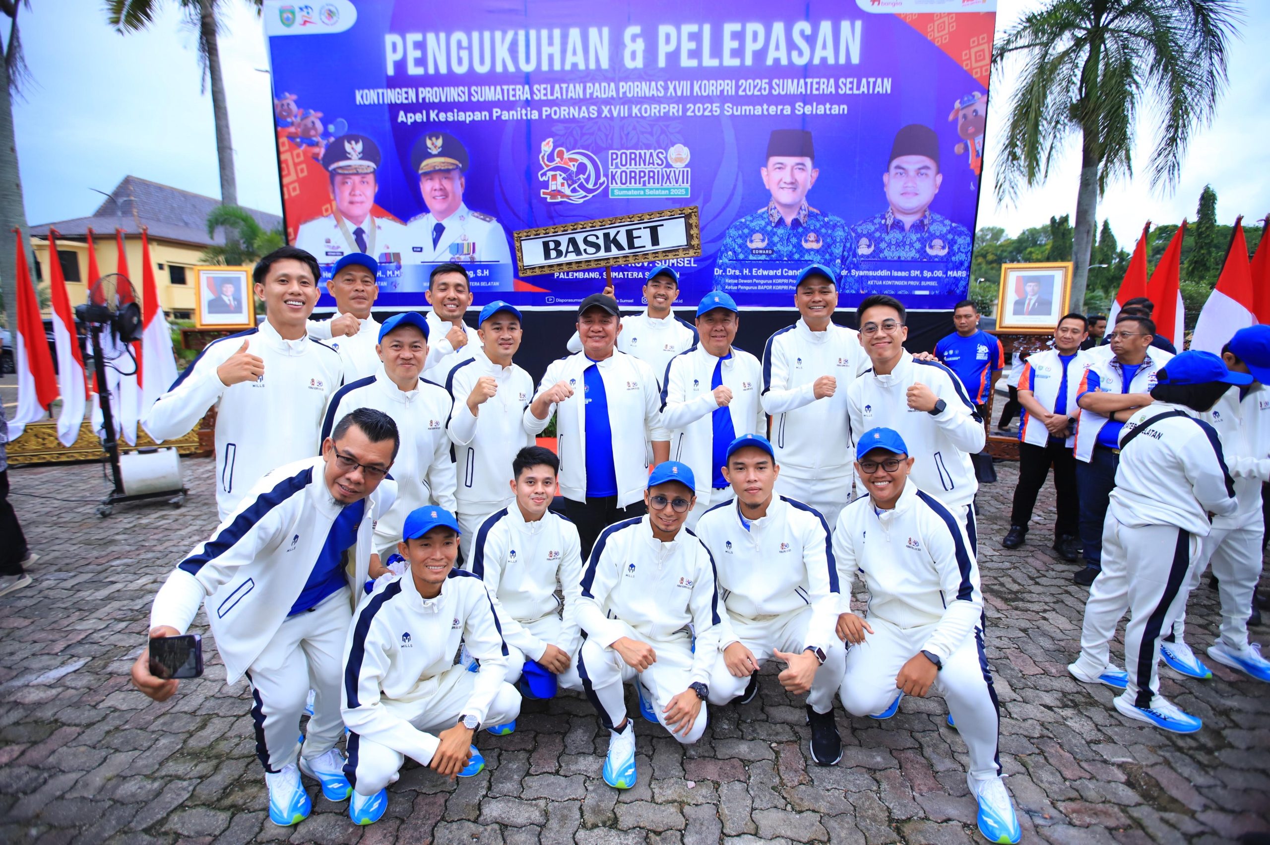 Wajah penuh semangat dan optimisme terpancar dari atlet basket Sumsel saat pengukuhan dan pelepasan kontingen di Halaman DPRD Sumsel. Mereka siap memberi yang terbaik untuk Sumsel di ajang nasional Pornas Korpri XVII.