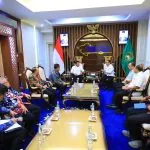 Gubernur Sumatera Selatan H. Herman Deru saat menerima audiensi jajaran pimpinan perusahaan/instansi di Ruang Tamu Gubernur, pada hari Jumat, tanggal 3 Oktober 2025.