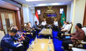 Gubernur Sumatera Selatan H. Herman Deru saat menerima audiensi jajaran pimpinan perusahaan/instansi di Ruang Tamu Gubernur, pada hari Jumat, tanggal 3 Oktober 2025.