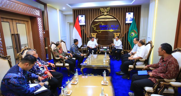 Gubernur Sumatera Selatan H. Herman Deru saat menerima audiensi jajaran pimpinan perusahaan/instansi di Ruang Tamu Gubernur, pada hari Jumat, tanggal 3 Oktober 2025.