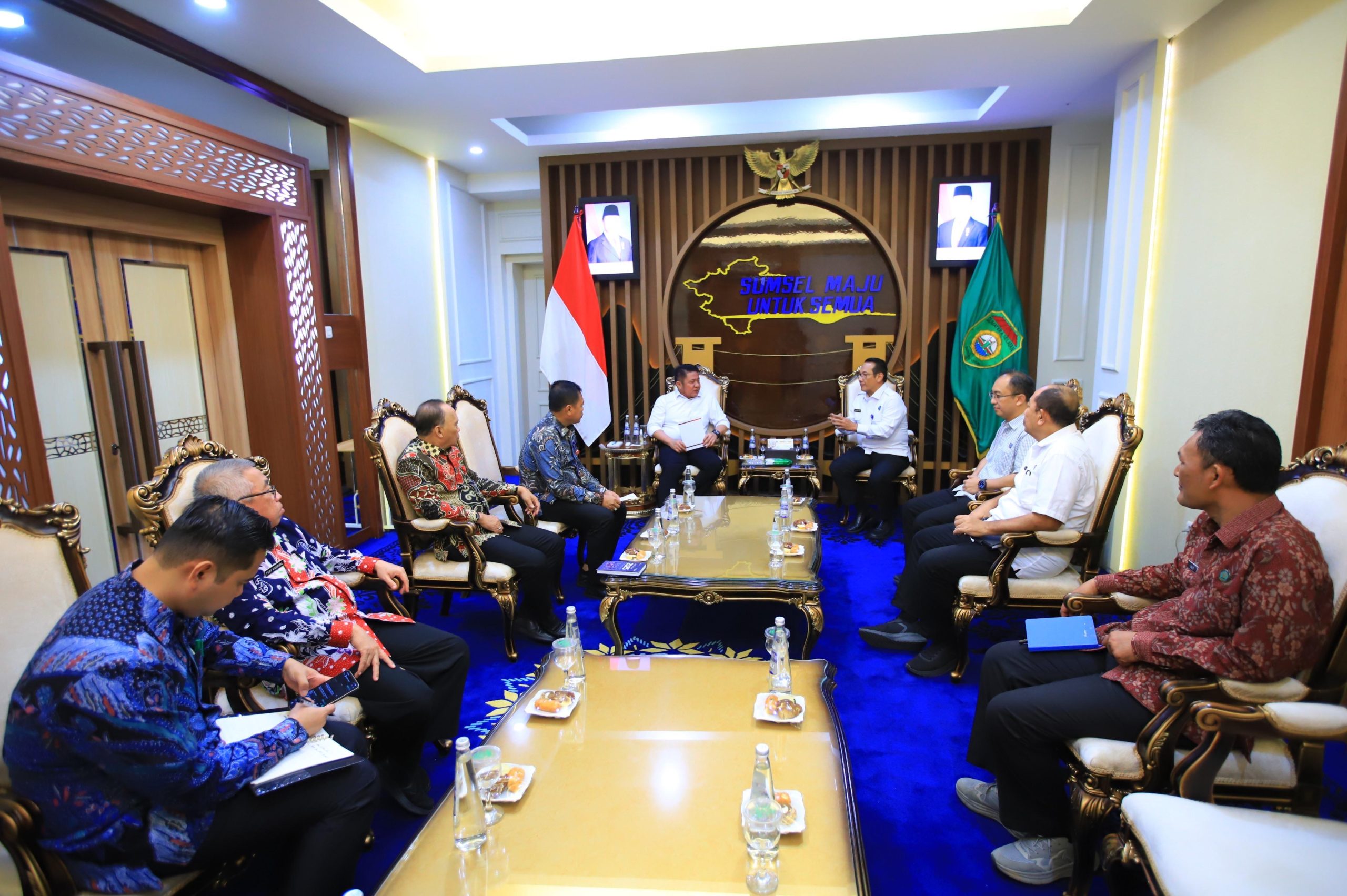 Gubernur Sumatera Selatan H. Herman Deru saat menerima audiensi jajaran pimpinan perusahaan/instansi di Ruang Tamu Gubernur, pada hari Jumat, tanggal 3 Oktober 2025.