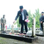 Gubernur Sumatera Selatan H. Herman Deru menaburkan bunga di makam pahlawan usai memimpin Upacara Peringatan Hari Pahlawan Tahun 2025 di Taman Makam Pahlawan Ksatria Ksetra Siguntang, Palembang, pada hari Senin, tanggal 10 November 2025.