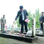 Gubernur Sumatera Selatan H. Herman Deru menaburkan bunga di makam pahlawan usai memimpin Upacara Peringatan Hari Pahlawan Tahun 2025 di Taman Makam Pahlawan Ksatria Ksetra Siguntang, Palembang, pada hari Senin, tanggal 10 November 2025.