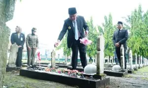 Gubernur Sumatera Selatan H. Herman Deru menaburkan bunga di makam pahlawan usai memimpin Upacara Peringatan Hari Pahlawan Tahun 2025 di Taman Makam Pahlawan Ksatria Ksetra Siguntang, Palembang, pada hari Senin, tanggal 10 November 2025.