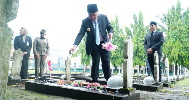 Gubernur Sumatera Selatan H. Herman Deru menaburkan bunga di makam pahlawan usai memimpin Upacara Peringatan Hari Pahlawan Tahun 2025 di Taman Makam Pahlawan Ksatria Ksetra Siguntang, Palembang, pada hari Senin, tanggal 10 November 2025.