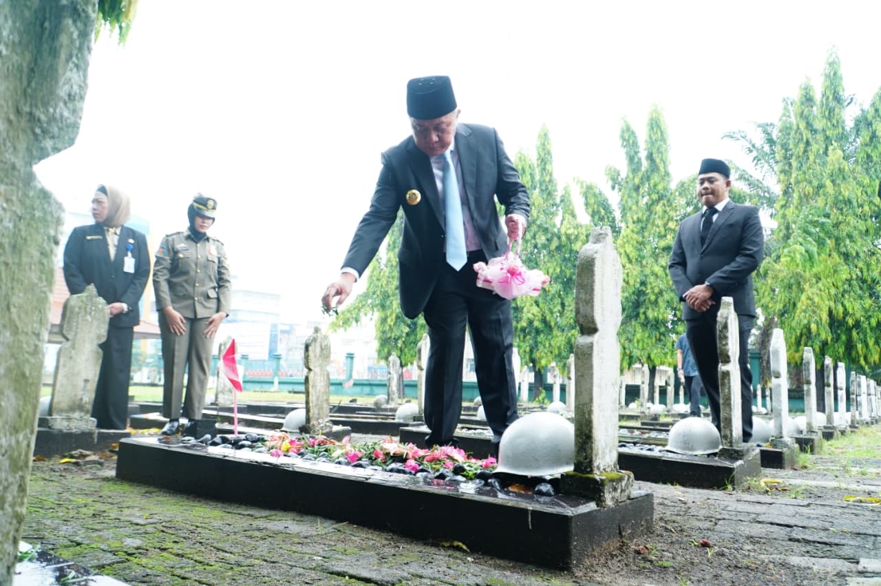 Gubernur Sumatera Selatan H. Herman Deru menaburkan bunga di makam pahlawan usai memimpin Upacara Peringatan Hari Pahlawan Tahun 2025 di Taman Makam Pahlawan Ksatria Ksetra Siguntang, Palembang, pada hari Senin, tanggal 10 November 2025. Gubernur Sumatera Selatan H. Herman Deru menaburkan bunga di makam pahlawan usai memimpin Upacara Peringatan Hari Pahlawan Tahun 2025 di Taman Makam Pahlawan Ksatria Ksetra Siguntang, Palembang, pada hari Senin, tanggal 10 November 2025.