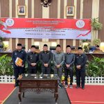 Bupati Banyuasin Dr. H. Askolani, S.H, M.H, bersama pimpinan dan anggota DPRD Banyuasin berfoto usai Rapat Paripurna pembahasan Rancangan Anggaran Pendapatan dan Belanja Daerah (RAPBD) Kabupaten Banyuasin Tahun Anggaran 2026, yang digelar di Ruang Rapat Paripurna DPRD Banyuasin, pada hari Senin, tanggal 17 November 2025. Bupati Banyuasin Dr. H. Askolani, S.H, M.H, bersama pimpinan dan anggota DPRD Banyuasin berfoto usai Rapat Paripurna pembahasan Rancangan Anggaran Pendapatan dan Belanja Daerah (RAPBD) Kabupaten Banyuasin Tahun Anggaran 2026, yang digelar di Ruang Rapat Paripurna DPRD Banyuasin, pada hari Senin, tanggal 17 November 2025.