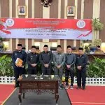 Bupati Banyuasin Dr. H. Askolani, S.H, M.H, bersama pimpinan dan anggota DPRD Banyuasin berfoto usai Rapat Paripurna pembahasan Rancangan Anggaran Pendapatan dan Belanja Daerah (RAPBD) Kabupaten Banyuasin Tahun Anggaran 2026, yang digelar di Ruang Rapat Paripurna DPRD Banyuasin, pada hari Senin, tanggal 17 November 2025. Bupati Banyuasin Dr. H. Askolani, S.H, M.H, bersama pimpinan dan anggota DPRD Banyuasin berfoto usai Rapat Paripurna pembahasan Rancangan Anggaran Pendapatan dan Belanja Daerah (RAPBD) Kabupaten Banyuasin Tahun Anggaran 2026, yang digelar di Ruang Rapat Paripurna DPRD Banyuasin, pada hari Senin, tanggal 17 November 2025.