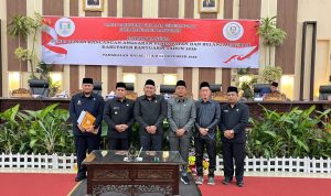 Bupati Banyuasin Dr. H. Askolani, S.H, M.H, bersama pimpinan dan anggota DPRD Banyuasin berfoto usai Rapat Paripurna pembahasan Rancangan Anggaran Pendapatan dan Belanja Daerah (RAPBD) Kabupaten Banyuasin Tahun Anggaran 2026, yang digelar di Ruang Rapat Paripurna DPRD Banyuasin, pada hari Senin, tanggal 17 November 2025.