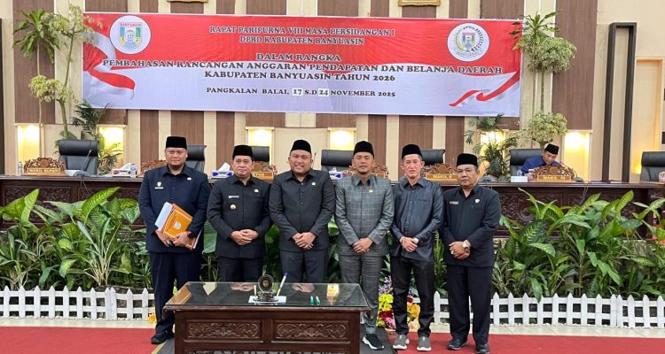 Bupati Banyuasin Dr. H. Askolani, S.H, M.H, bersama pimpinan dan anggota DPRD Banyuasin berfoto usai Rapat Paripurna pembahasan Rancangan Anggaran Pendapatan dan Belanja Daerah (RAPBD) Kabupaten Banyuasin Tahun Anggaran 2026, yang digelar di Ruang Rapat Paripurna DPRD Banyuasin, pada hari Senin, tanggal 17 November 2025. Bupati Banyuasin Dr. H. Askolani, S.H, M.H, bersama pimpinan dan anggota DPRD Banyuasin berfoto usai Rapat Paripurna pembahasan Rancangan Anggaran Pendapatan dan Belanja Daerah (RAPBD) Kabupaten Banyuasin Tahun Anggaran 2026, yang digelar di Ruang Rapat Paripurna DPRD Banyuasin, pada hari Senin, tanggal 17 November 2025.
