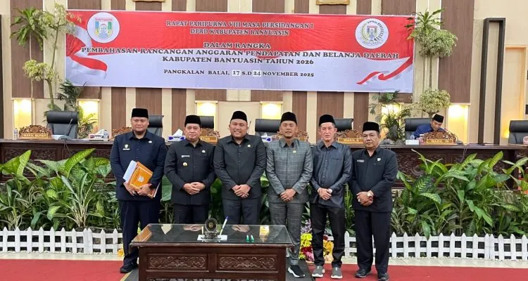 Bupati Banyuasin Dr. H. Askolani, S.H, M.H, bersama pimpinan dan anggota DPRD Banyuasin berfoto usai Rapat Paripurna pembahasan Rancangan Anggaran Pendapatan dan Belanja Daerah (RAPBD) Kabupaten Banyuasin Tahun Anggaran 2026, yang digelar di Ruang Rapat Paripurna DPRD Banyuasin, pada hari Senin, tanggal 17 November 2025. Bupati Banyuasin Dr. H. Askolani, S.H, M.H, bersama pimpinan dan anggota DPRD Banyuasin berfoto usai Rapat Paripurna pembahasan Rancangan Anggaran Pendapatan dan Belanja Daerah (RAPBD) Kabupaten Banyuasin Tahun Anggaran 2026, yang digelar di Ruang Rapat Paripurna DPRD Banyuasin, pada hari Senin, tanggal 17 November 2025.