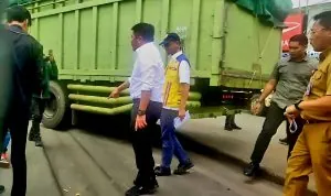 Gubernur Sumatera Selatan meninjau langsung kerusakan jalan di Jalintim Palembang–Betung, tepatnya di Km 14 Banyuasin, pada hari Selasa, tanggal 18 November 2025.