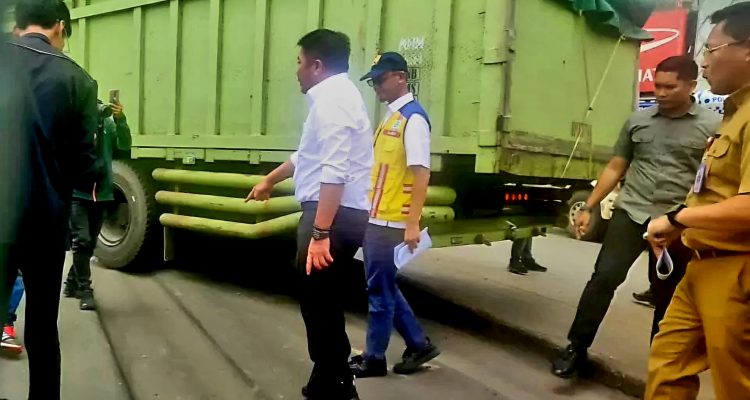 Gubernur Sumatera Selatan meninjau langsung kerusakan jalan di Jalintim Palembang–Betung, tepatnya di Km 14 Banyuasin, pada hari Selasa, tanggal 18 November 2025.
