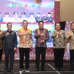 Wakil Gubernur Sumatera Selatan H. Cik Ujang pose bersama para narasumber dan tamu kehormatan usai membuka Seminar Desa Bersih Narkoba (Desa Bersinar) yang digelar di Palembang, pada hari Rabu, tanggal 5 November 2025. Kegiatan ini menjadi ajang penguatan komitmen bersama dalam upaya pencegahan dan pemberantasan narkoba hingga ke tingkat desa. Wakil Gubernur Sumatera Selatan H. Cik Ujang pose bersama para narasumber dan tamu kehormatan usai membuka Seminar Desa Bersih Narkoba (Desa Bersinar) yang digelar di Palembang, pada hari Rabu, tanggal 5 November 2025. Kegiatan ini menjadi ajang penguatan komitmen bersama dalam upaya pencegahan dan pemberantasan narkoba hingga ke tingkat desa.