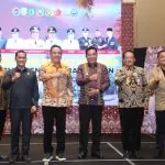 Wakil Gubernur Sumatera Selatan H. Cik Ujang pose bersama para narasumber dan tamu kehormatan usai membuka Seminar Desa Bersih Narkoba (Desa Bersinar) yang digelar di Palembang, pada hari Rabu, tanggal 5 November 2025. Kegiatan ini menjadi ajang penguatan komitmen bersama dalam upaya pencegahan dan pemberantasan narkoba hingga ke tingkat desa.